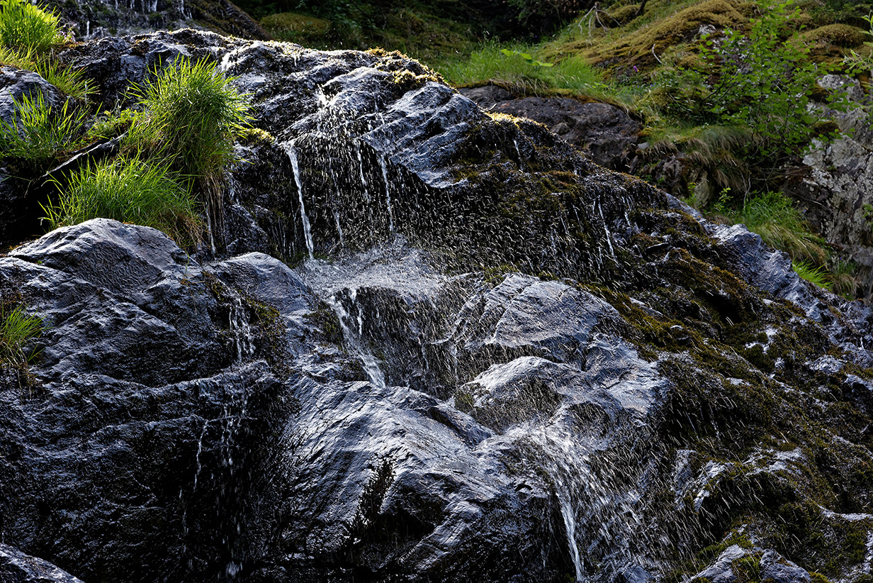 L'eau danse sur les rochers