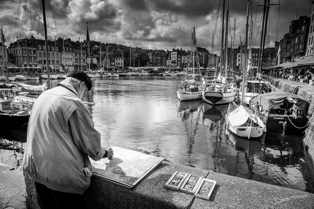 VD-Photographie - Un peintre à Honfleur | Tirage d'Art